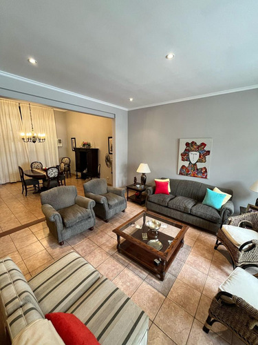 Impecable Casa Centrica De 3 Dormitorios En Venta