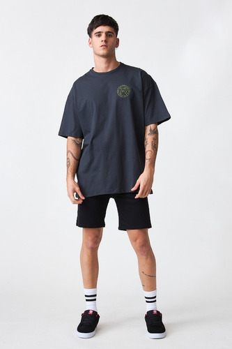 Imagen 3 de 6 de Remera Balanced Over Rvca Hombre