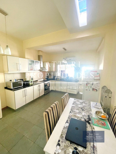 Venta Casa 5 Ambientes Con Parque Y Piscina En Haedo. Excelente Propiedad