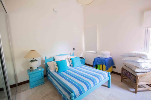 Casa De 5 Ambientes Con Dependencia De Servicio En Venta, En Martínez.