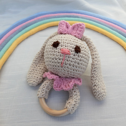 Imagen 2 de 4 de Combo Florinda - Manta De Apego Y Sonajero Tejida Al Crochet