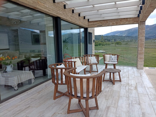 Moderna Casa De 4 Habitaciones En B° Peñon De Lolog