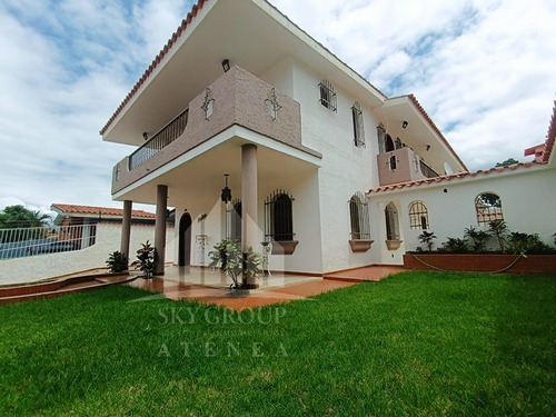 Casa De 2 Niveles En Venta , Ubicada En La Urb. Trigal Norte, Valencia Ap