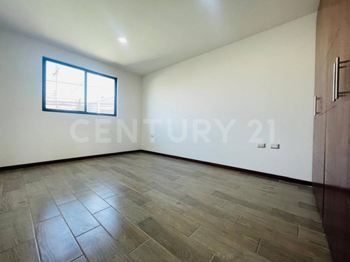 Venta Casa En Frac Sendero Del Fresno 3 Recamaras, 4 Baños, Con Jardín, Puebla
