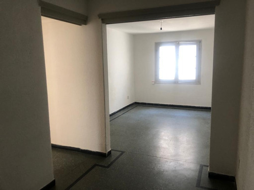 Alquilo Apto De 1 Dormitorio Living Comedor, Cocina Con Terraza,$17900 Gc $ 1900 Incluidos Ose E Impuestps Municipales,garantias ,anda O Porto Seguro