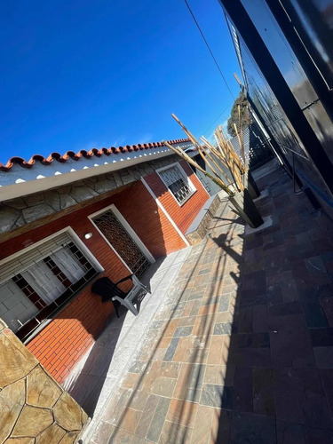 Imagen 17 de 22 de Preciosa Casa 2 Dormitorios-jardín-barbacoa Maroñas, Curva!
