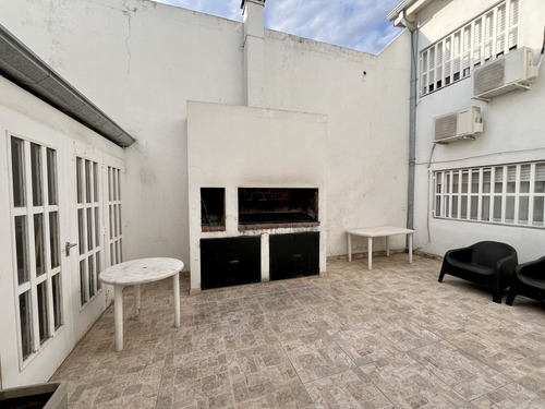 Comodisima E Impecable Casa En Munro Con Ingreso Por Dos Calles, Patio Y Terraza.