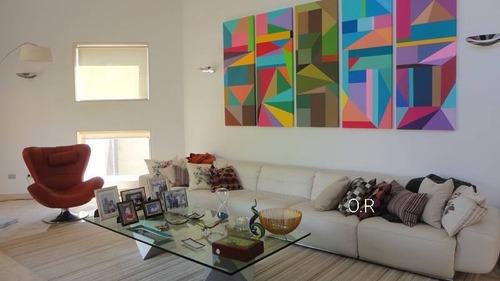 Imagen 8 de 30 de Leal Pérez Vende Majestuosa Casa En Urbanización Guataparo Con Piscina