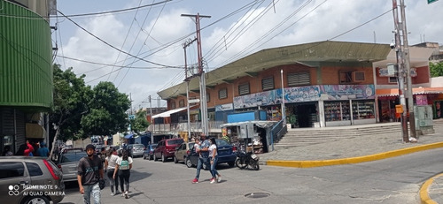 Imagen 2 de 13 de Niurka Paraguan Vende Centro Comercial Pleno Centro De Valen