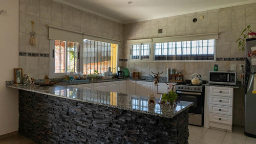 Imagen 8 de 16 de Casa Con Pileta Cerca Del Centro De Lobos A La Venta