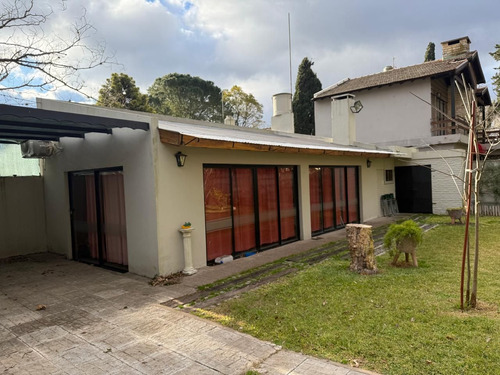 Venta Casa Con Parque Pileta, Parque Leloir, Ituzaingo.