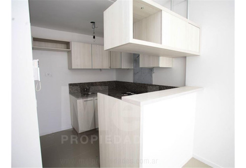 Alquiler 2 Amb, Dormitorio En Suite, Toilette Y Balcón.