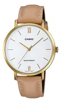 Comprar Reloj pulsera Casio Dress LTP-VT01 de cuerpo color dorado, analógico, para mujer, fondo blanco, con correa de cuero color marrón claro, agujas color dorado, dial dorado, bisel color dorado y hebilla s