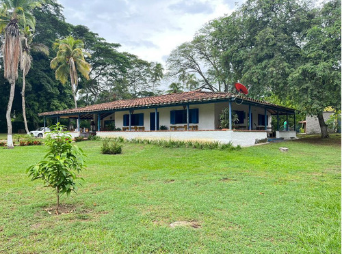 Hermosa Finca A 10 Minutos Del Casco Urbano De Santafé De Antioquia, Y A Pocos Metros De La Vía Principal.