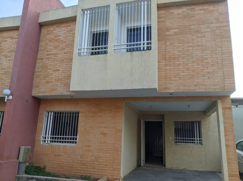 Mary Castro Vende Townhouse En Rincon Mañongo Obra Gris Naguanagua