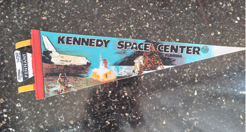 Banderin Kennedy Space Center De Florida, Usa  Mide: 65x20cm