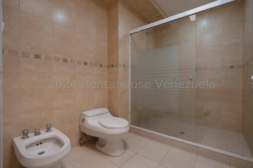 Amplio Y Exclusivo Penthouse En Alquiler, Totalmente Remodelado En La Tahona. #24-29250