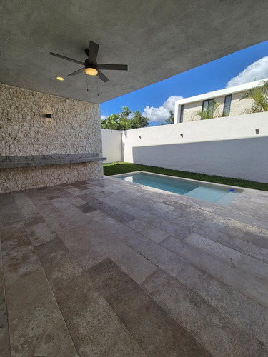 Residencia En Venta, Completamente Lista En Privada Con Casa Club De Lujo!