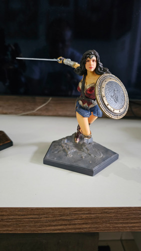 Mulher Maravilha 1/10 Iron Studios (Usado)