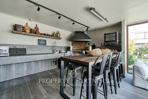 Impecable Casa En Condominio En Camino Las Hualtat...