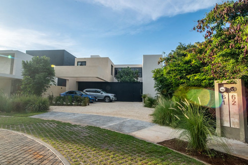 Hermosa Casa En Residencial Compostela, Carretera Merida-progreso