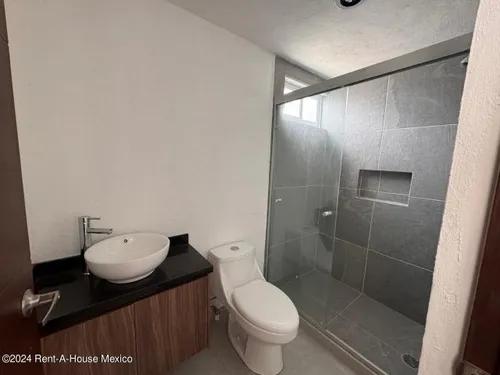 Casa De 4 Recámaras Con 1 En Planta Baja - Venta. El Mirador