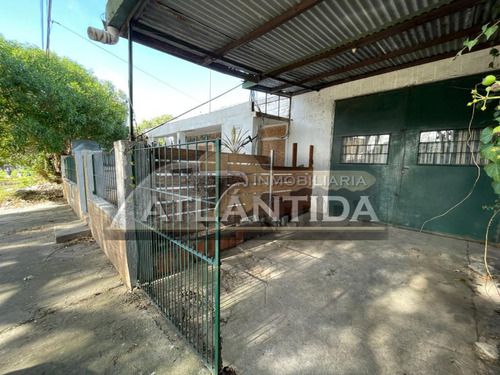 Venta! Barrio Colon ! 2 Casas En Un Mismo Padrón! 4 Dormitorios (2 Dormitorios En Cada Casa),  3 Baños ( 2 Baños En La Casa Del Fondo), 2 Estufas A Leña (1 Estufa En Cada Casa) Y 1 Parrillero C/casa!