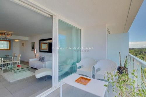 Apartamento En Venta En Piso Alto En Torre Yoo, Punta Del Este.