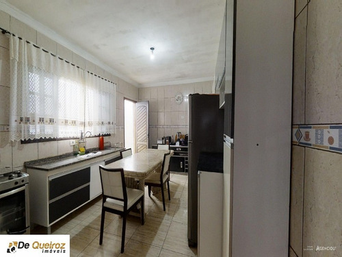 Imagem 12 de 20 de Casa Que Conta Com 90m2 De Área Construída. A Casa Possui Um Living Aconchegante, Com Belos Acabamentos, Principalmente No Teto. O Living Leva Ao Prim - A13930 - 69801408