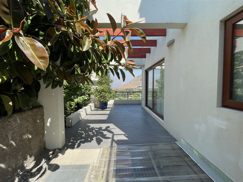 Moderna Casa Con Espectacular Vista A La Cordillera