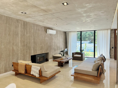 Casa En Alquiler Senderos Iv , Costa Esmeralda , 5 Dormitorios , Piscina Climatizada , Fines De Semana Y Feriados !