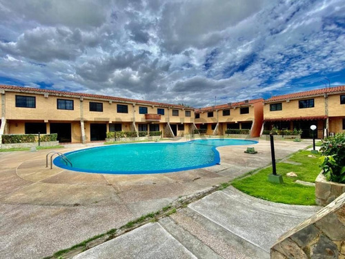 Town House En Residencias Patio Sevillano Cod. Indith-287