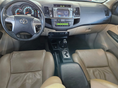 Toyota Hilux SW4 3.0 SRV 4X4 7 LUGARES 16V TURBO INTERCOOLER DIESEL 4P AUTOMÁTICO