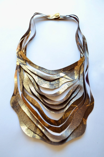 Collar Ondas Geometrico En Tonos Marron Y Dorado