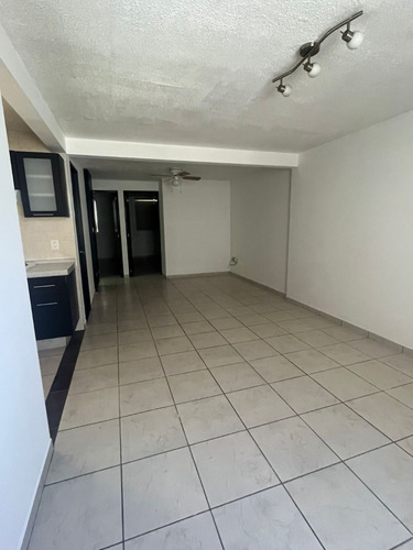 Departamento En Último Piso Sobre Eje Central