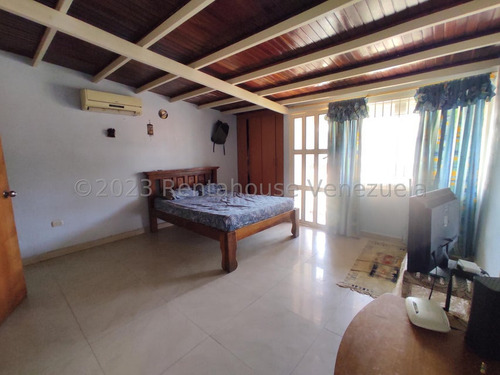 Casa En Venta En Maracay Urb Las Delicias Santa Rita Rah 25-10984 Meglisf