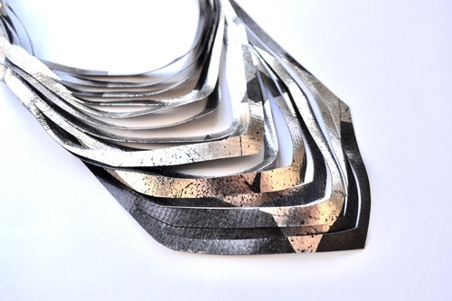 Imagen 2 de 3 de Collar Ondas Largo, Plateado Y Negro
