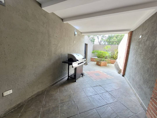 Apartoquinta En El Trigal Norte Con Fachada En Tablilla Y Piso En Porcelanato.ns