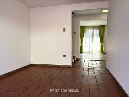 Casa Impecable En Venta En Maipú, 3 Dormitorios Y 2 Baños.