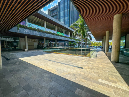 Monterreal Local Comercial En Renta Plaza Urban Center Av Cámara De Comercio