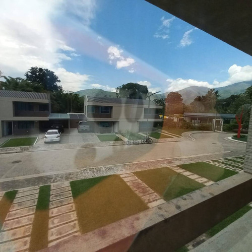 En Venta De Townhouse En Conj. Resd. Casa Verde San Diego Planta 100%