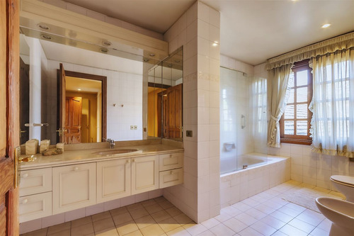 Casa En Venta De 5 Dorm. En Las Condes