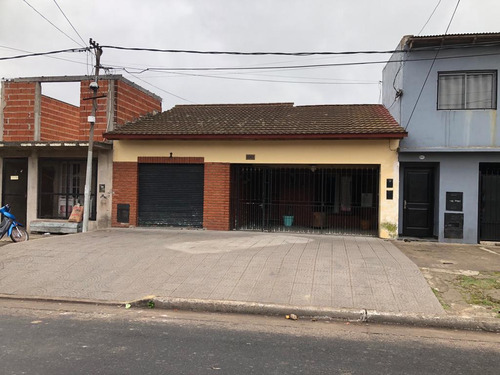 Casa En Venta De 2 Dormitorios Con Cochera, Quincho Y Parque