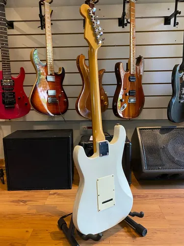 Guitarra Squier By Fender Stratocaster Relic White | MercadoLivre