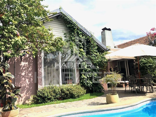 Casa En Venta De 5 Dorm. En Curicó