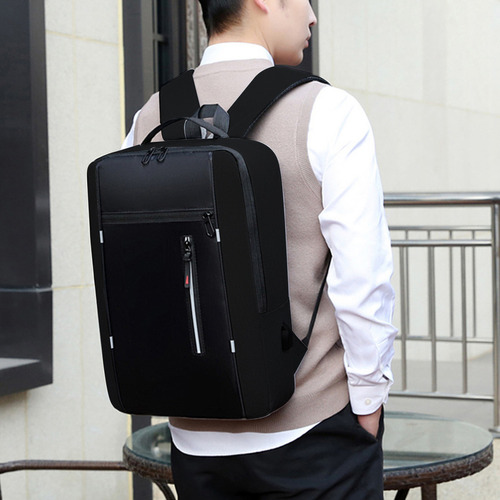 Uma mochila fina e durável para laptop de 16 polegadas em preto