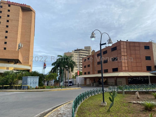 Edificio Comercial A La Venta En Playa Grande.locales,deposito,oficinas, Estacionamiento. 23-16262gm