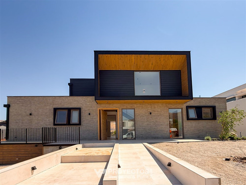 Moderna Y Espaciosa Casa Con Piscina, Jardín Y Quincho