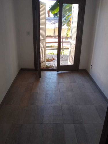 Casa Con Patio, 4 Dormitorios, 2 Baños.
