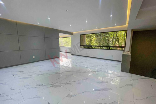 Espectacular Casa En Venta En Bosques De Las Lomas, Varios Niveles Con Jardín Y Remodelada